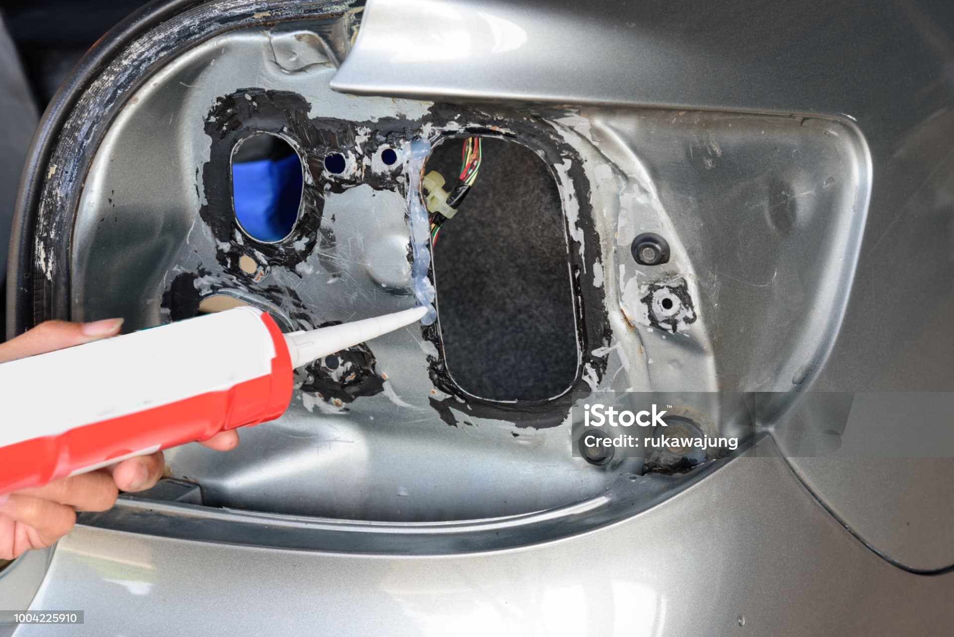 Polyurethane seam sealer applied in automotive body assembly