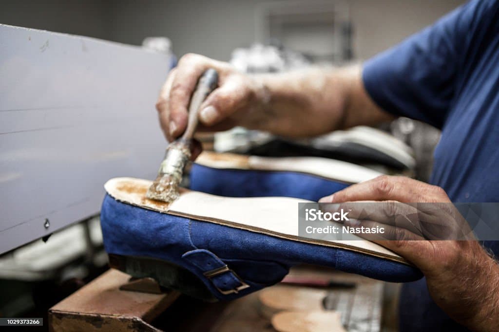 Polyurethane adhesive used in footwear sole bonding process